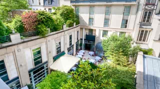 Hôtel Ampère open-air courtyard for upscale private dining and luxury networking events.