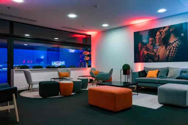 Salon Memory Lounge at Paris La Défense Arena featuring ambient LED lighting for networking events.