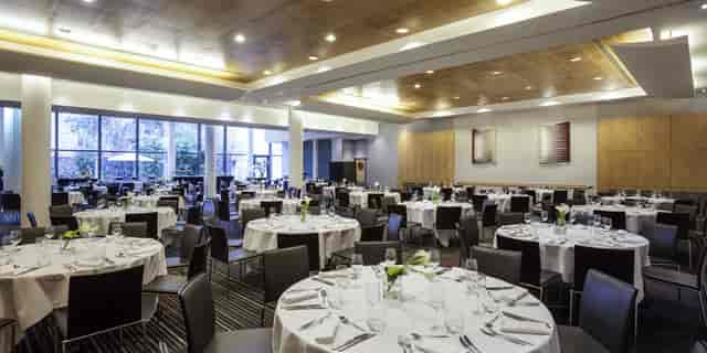 Pullman Paris Centre-Bercy ballroom, round tables, ideal for corporate galas and social events.