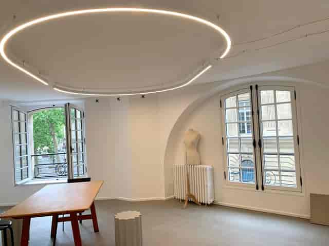 Boutique Wilde venue featuring curvilinear lighting, ideal for creative workshops and brainstorms.