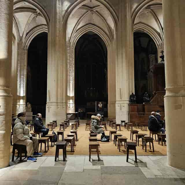 Intimate acoustic performance at Wilde - Le Lieu: low-profile seating in atmospheric venue space.