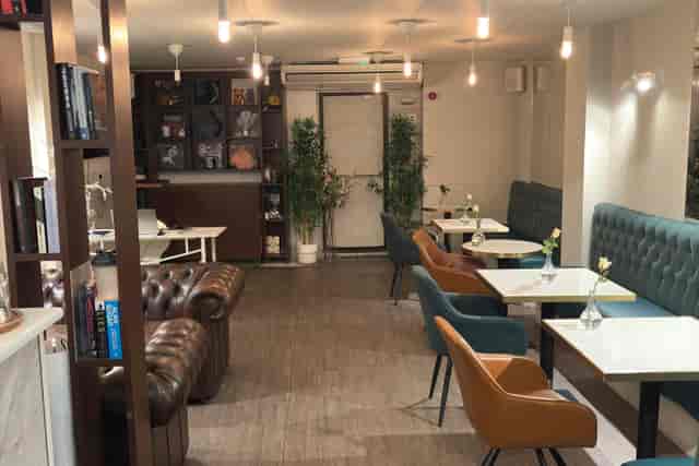 The Lounge at Simul Place: high-end breakout space with café seating for networking events.