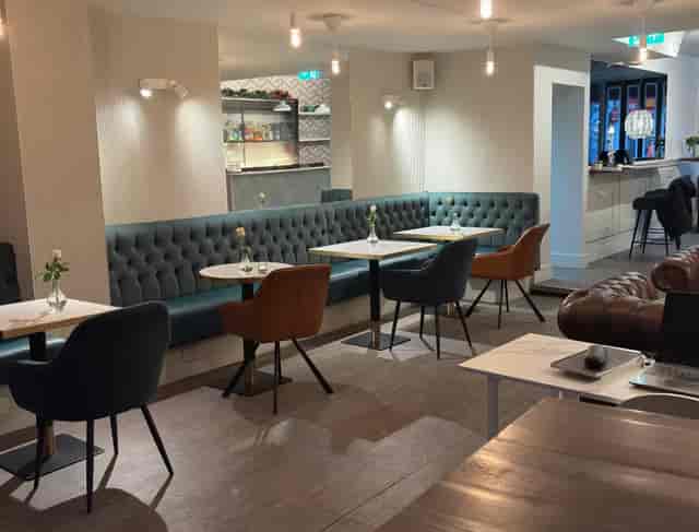 The Lounge at Simul Place: High-end networking space for conferences and brainstorming.