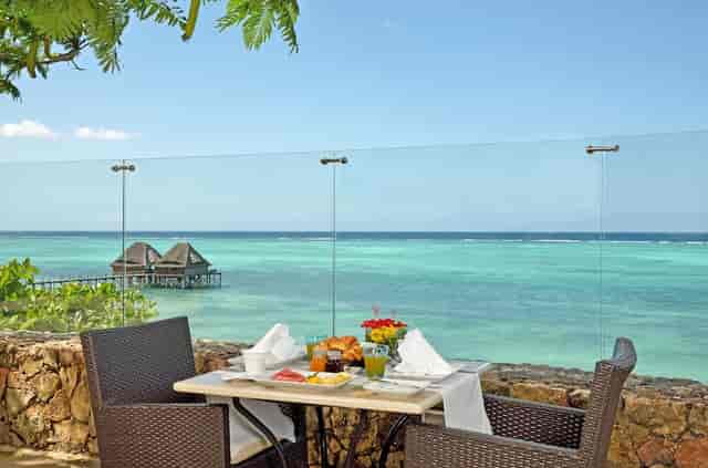 Luxury oceanfront restaurant in Meliá Zanzibar for corporate incentive events and VIP breakfasts.