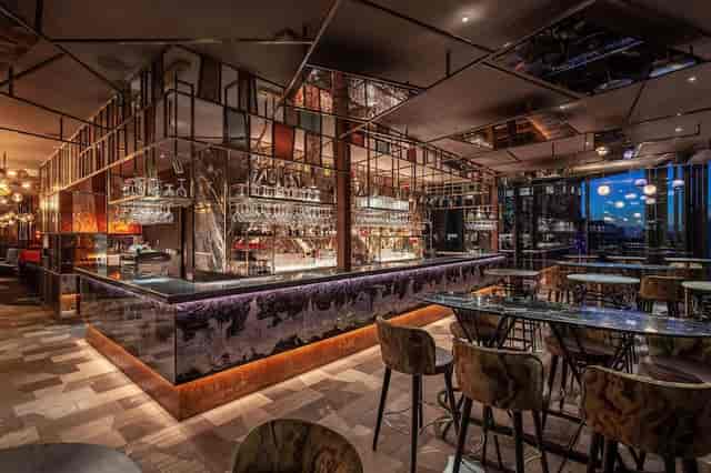 Sophisticated lounge bar at DoubleTree Chelsea, ideal for premium networking and evening receptions.