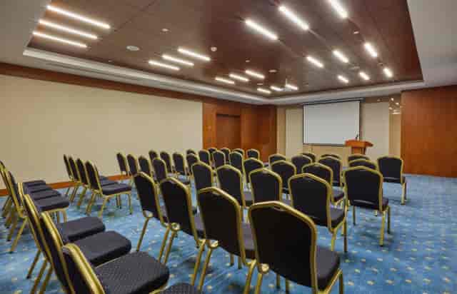 Modern hotel meeting room in Baku with AV equipment for corporate workshops and training sessions.