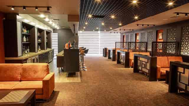 Altus Hotel Baku lounge with booth seating for VIP networking and corporate event hosting.