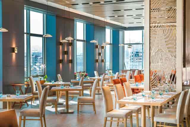 Modern corporate dining space at Mövenpick Winter Park Baku for professional networking events.