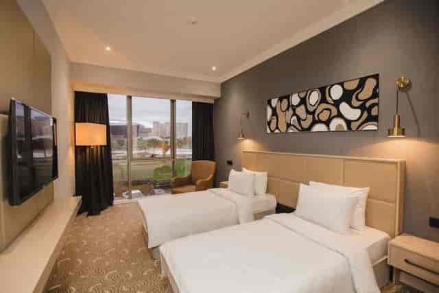Congress Hotel twin-occupancy room with workspace, ideal for conference housing and event lodging.