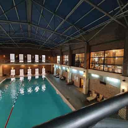 Pool bar at Excelsior Hotel Baku, ideal for wellness incentive travel and executive retreats.