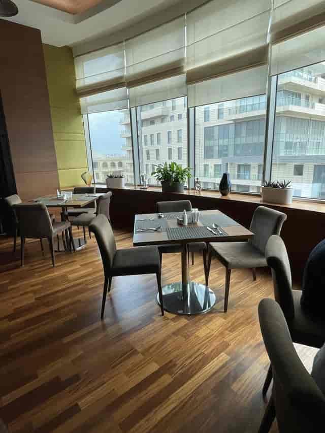 Holiday Inn Baku breakout space for networking and team collaboration.