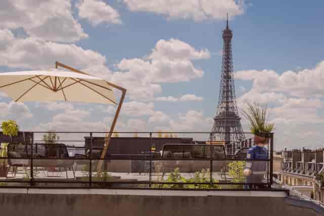 Rooftop meeting venue with Eiffel Tower backdrop for exclusive networking and corporate cocktails.