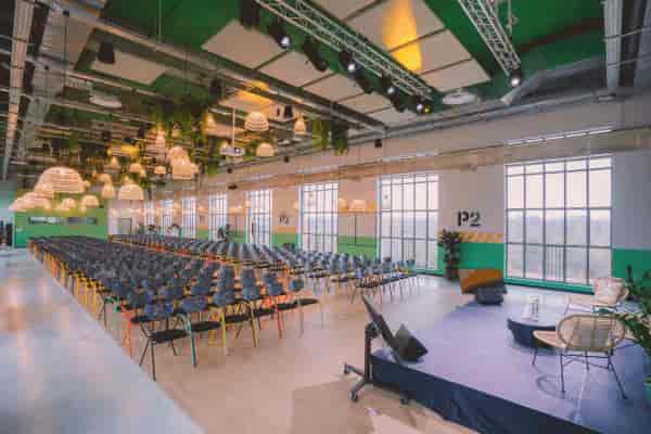 Industrial-chic theater meeting room for corporate presentations and large-scale summits.