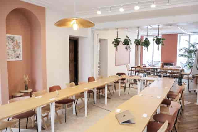 U-shape meeting room in Salle de Réunion Lafayette for workshops and seminars.