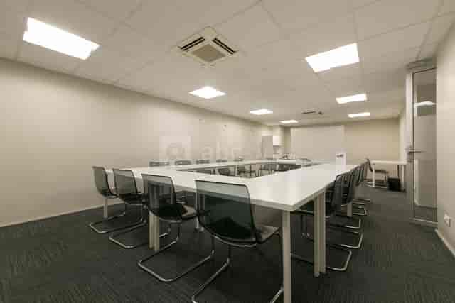 U-shape meeting room in Trocadéro for collaborative training and board discussions.