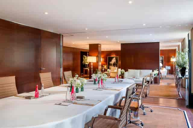 Boardroom meeting room at Salle de Réunion Monceau for executive strategy and VIP negotiations.