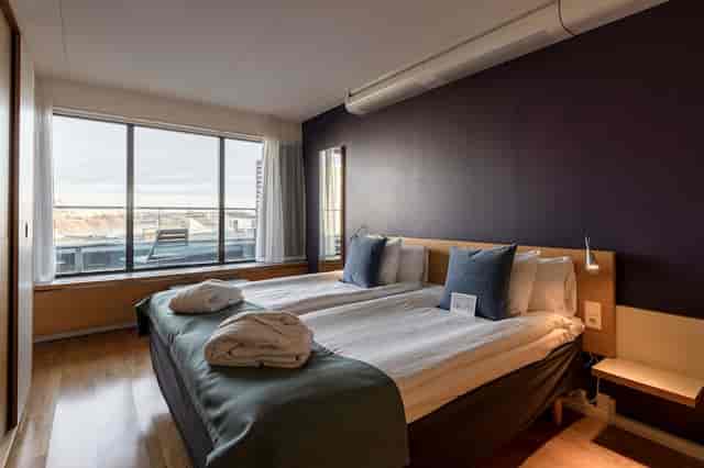 Modern twin hotel room at Scandic Alvik, perfect for business travel and corporate events.