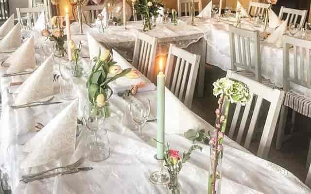Stora Henriksvik banquet hall with elegant floral decor for intimate upscale events.