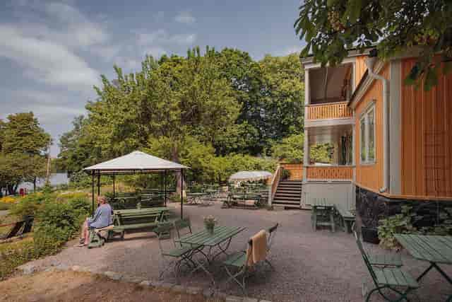 Outdoor bar at Stora Henriksvik with waterfront seating for networking and corporate events.