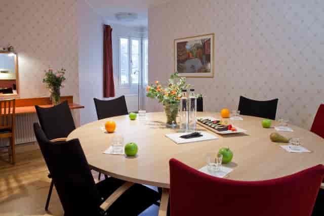 Cozy Hotell Zinkensdamm boardroom with varied seating, ideal for corporate breakout sessions.