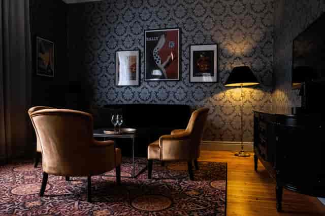Le Salon breakout room with club seating for private executive meetings and high-end networking.