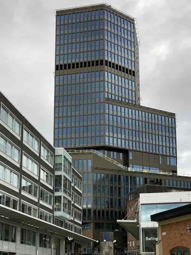 Modern corporate meeting room with city views for professional conferences and urban events.