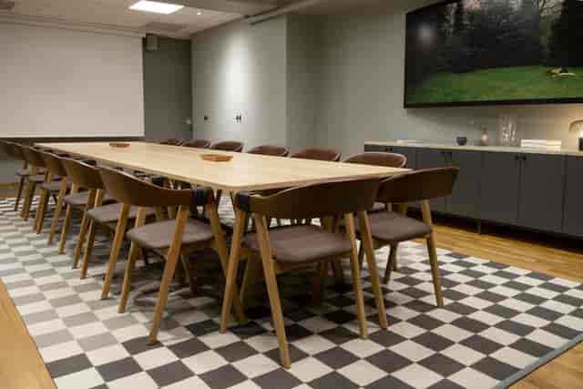 Bonnierhuset Konferens boardroom with wood table for informal business meetings and team workshops.