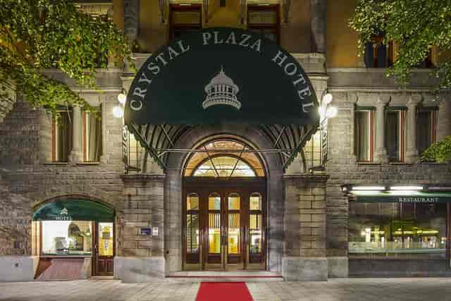 Restaurang Ming hotel entrance with red carpet, ideal for corporate events and executive meetings.