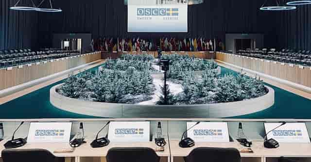 Scandinavian XPO U-shaped conference venue with biophilic design for professional business events.