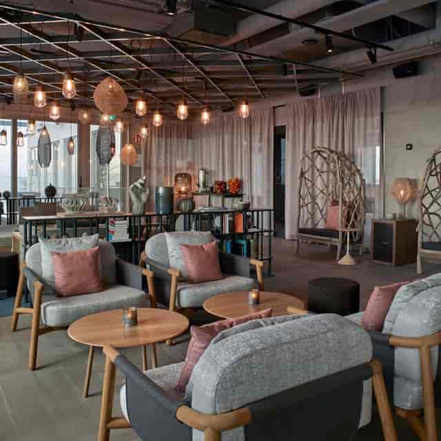 Nest Cocktail Lounge: upscale breakout space with Edison lighting for networking and events.