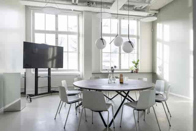 Minimalist meeting room in Hammarby Sjöstad with natural light for small group breakout sessions.