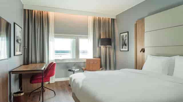 Modern Stockholm Arlanda Airport suite with ergonomic workspace for business travel and conferences.
