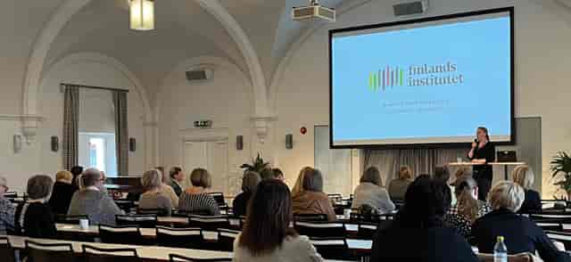 Main Hall lecture at Finlandsinstitutet, featuring a solo presenter for academic event hosting.