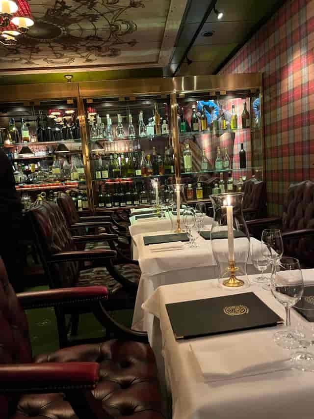 Oenothèque Bar: Moody, intimate space for VIP networking dinners and luxury boardroom lunches.