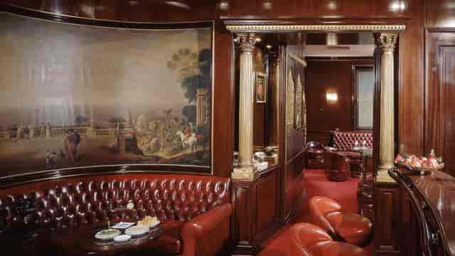 Luxury Salone Eva lounge with tufted leather for VIP networking and private executive events.