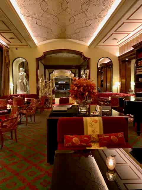 Luxury Salone Eva bar with plush seating, ideal for executive receptions and VIP networking.