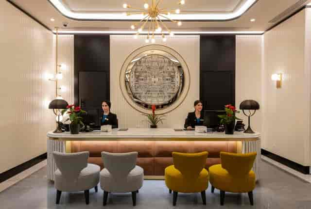 H10 Palazzo Galla Venezia room: upscale reception desk for boutique conference registration.