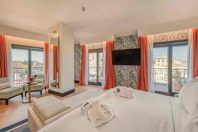 Luxury ROMA guest suite with balcony at H10 Palazzo Galla, ideal for VIP stays and executive events.