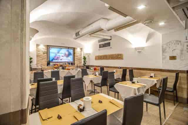 Sala 2 Oceania: Vaulted workshop venue for business meetings and corporate events.