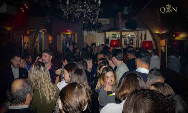 Piano bar