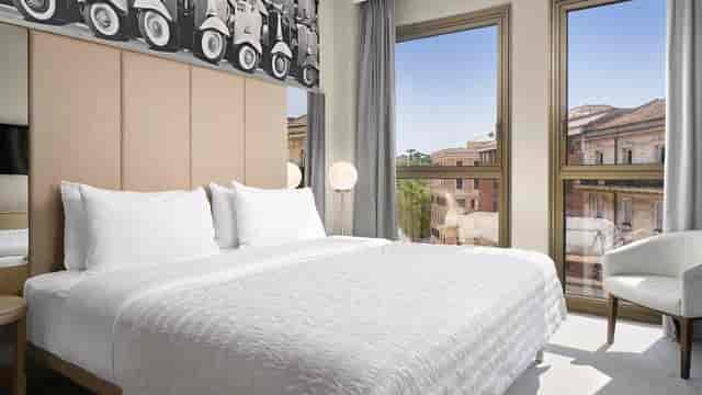 Virgilio Meeting Room, Le Méridien Rome: sleek, minimalist executive retreat for corporate events.