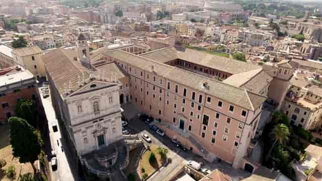 Historic Angelicum courtyard in Rome: atmospheric venue for corporate events and gala dinners.