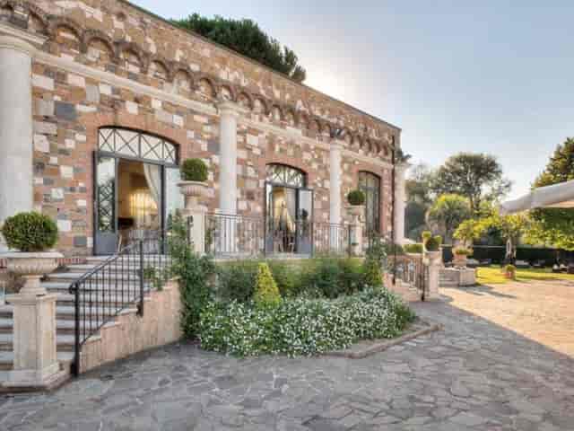 Nuova Villa dei Cesari: historic outdoor venue for intimate luxury weddings and gala receptions.