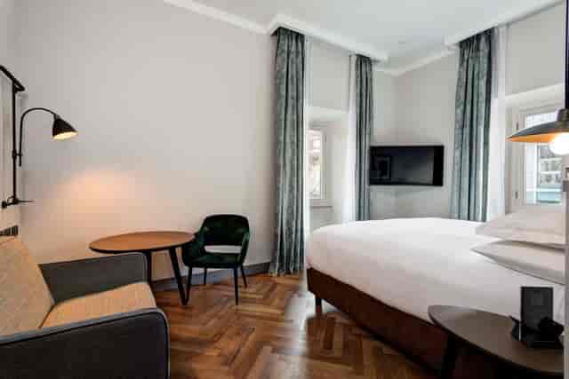 DoubleTree Rome Monti boutique meeting room for executive retreats and VIP corporate events.