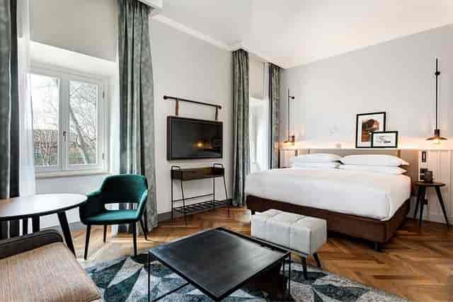 DoubleTree Rome Monti VIP guestroom with workspace for corporate events and executive meetings.
