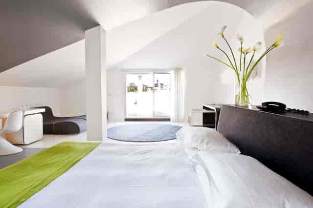 Modern executive suite at Suites in Ripa Roma for business meetings and coworking.