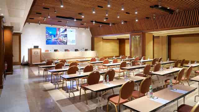 Cesarini Room at Globo Centro Congressi with AV setup for corporate seminars and training sessions.