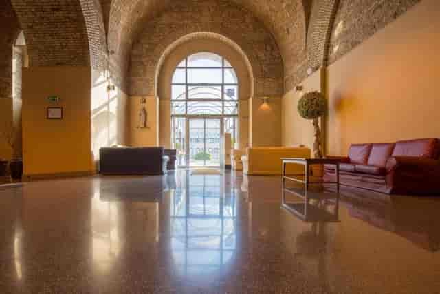 Hotel Villa Eur meeting room with high ceilings, perfect for corporate networking and registration.