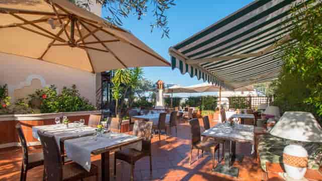 Lounge bar at Hotel Diana Roof Garden for upscale corporate luncheons and networking receptions.