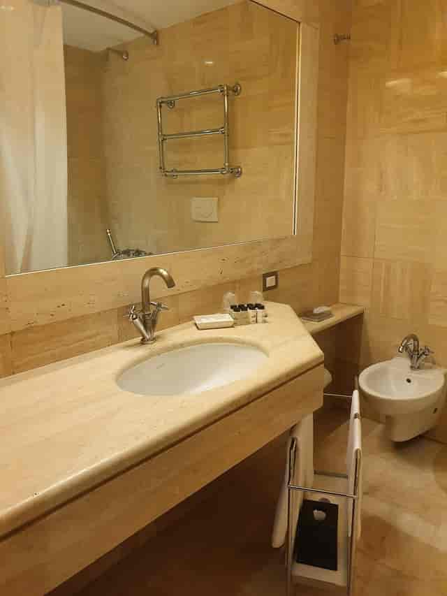 Niccolò hotel bathroom in Sheraton Rome, ideal for corporate travel and business event accommodation.